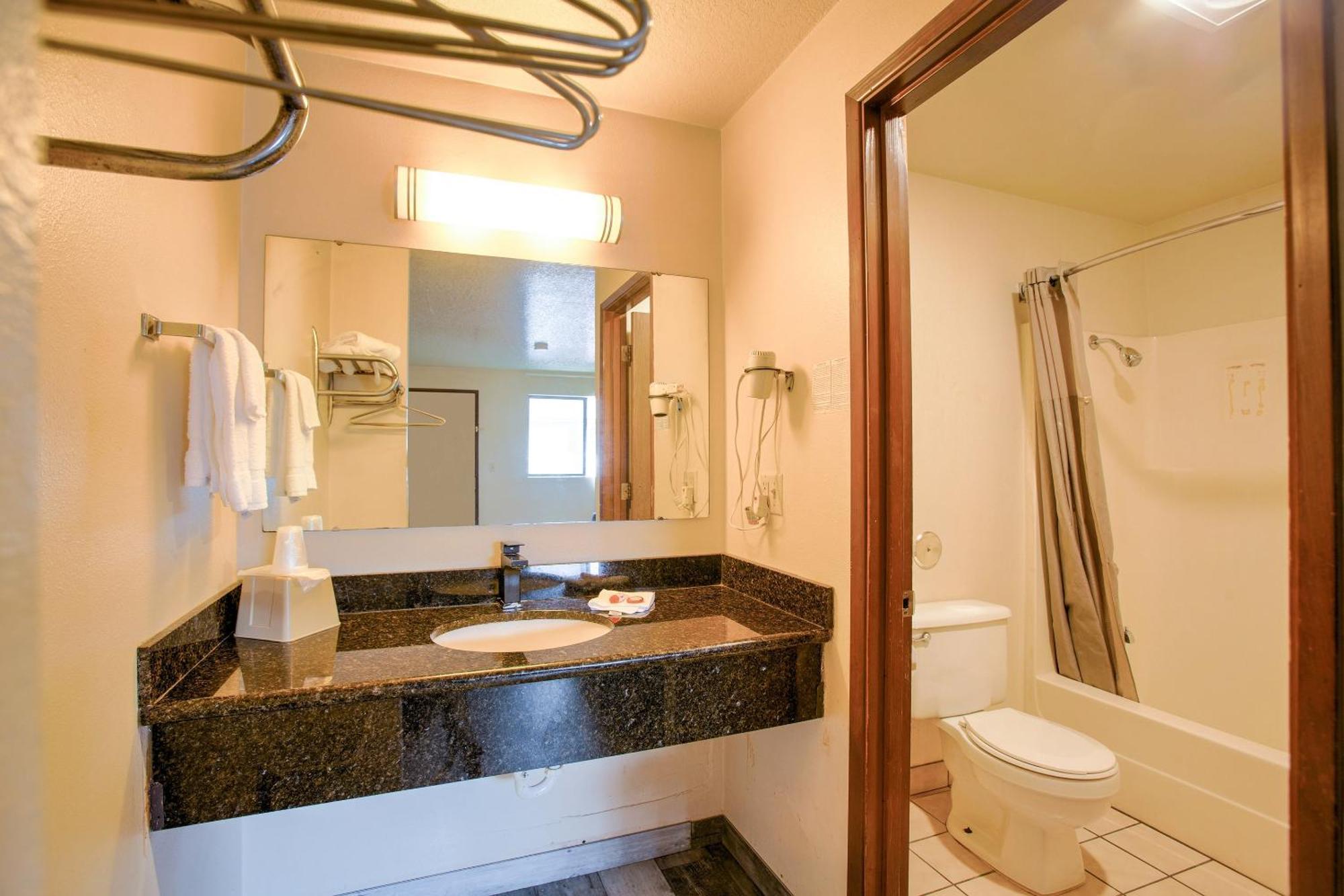 Oyo Woodland Hotel And Suites Екстер'єр фото
