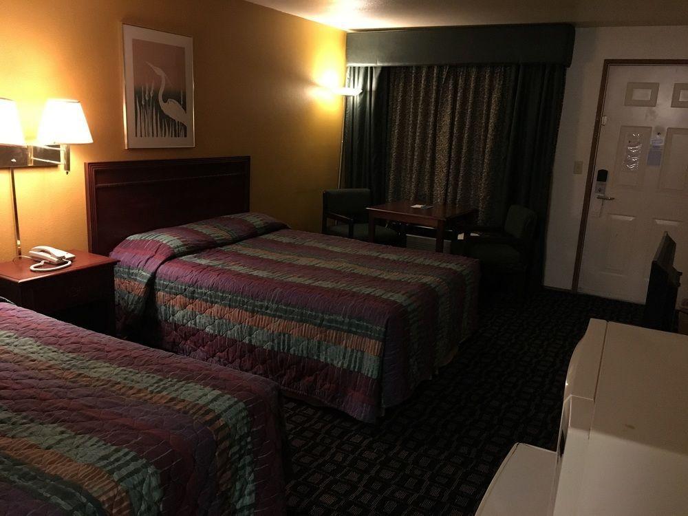Oyo Woodland Hotel And Suites Екстер'єр фото